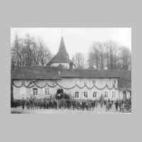022-0071 Gasthaus Peterson am 1. Mai 1935. Im Hintergrund die Kirche..jpg